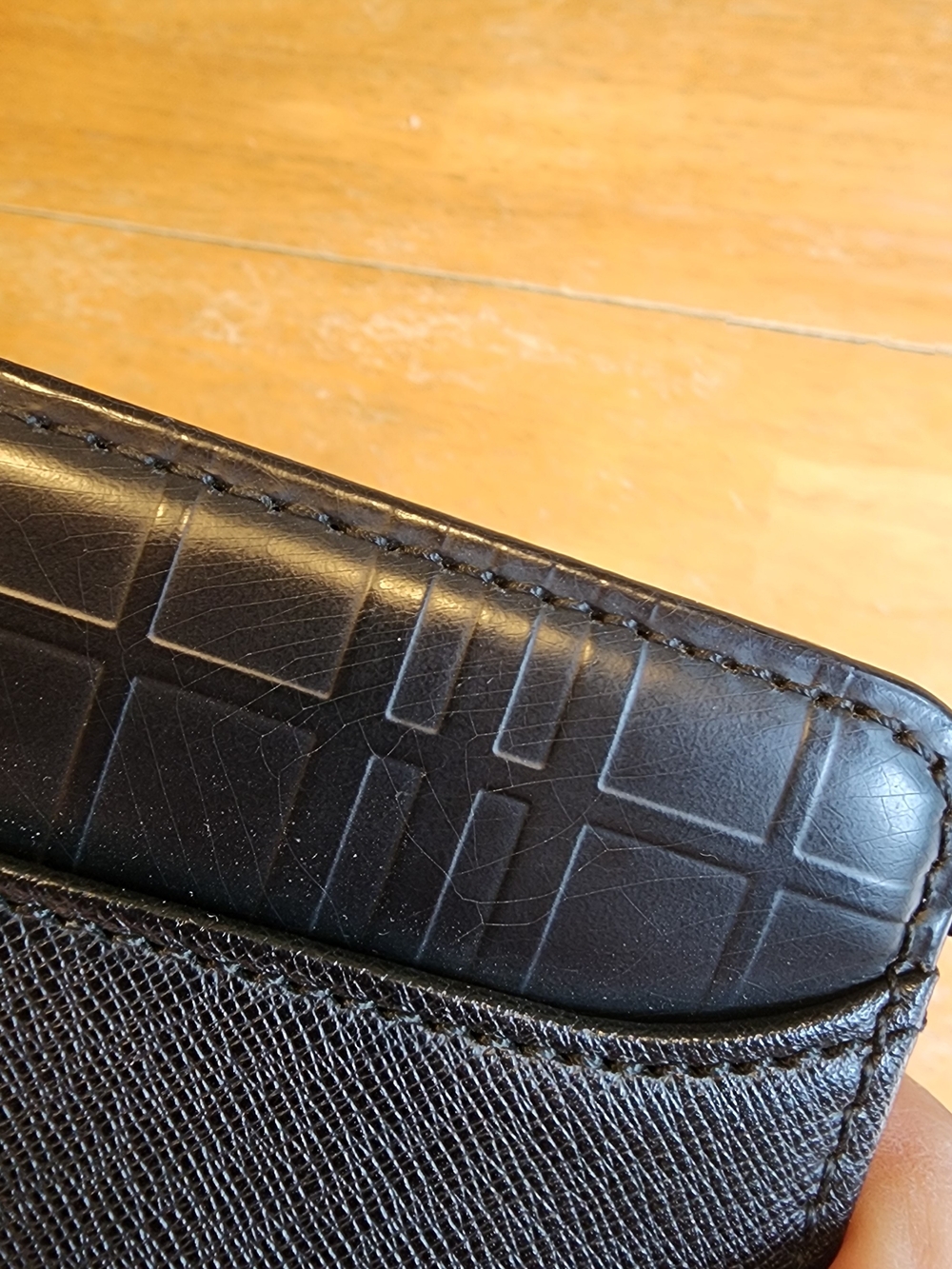 Burberry black leather clutch bag with a wrist strap - Picture 10 of 16